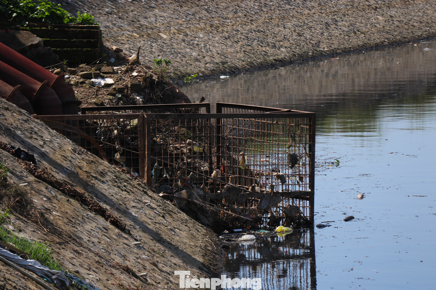 Dòng sông ô nhiễm gây ảnh hưởng tới nhiều địa phương của huyện Gia Lâm sử dụng nước tưới để sản xuất nông nghiệp. Dòng sông ô nhiễm gây ảnh hưởng tới nhiều địa phương của huyện Gia Lâm sử dụng nước tưới để sản xuất nông nghiệp.