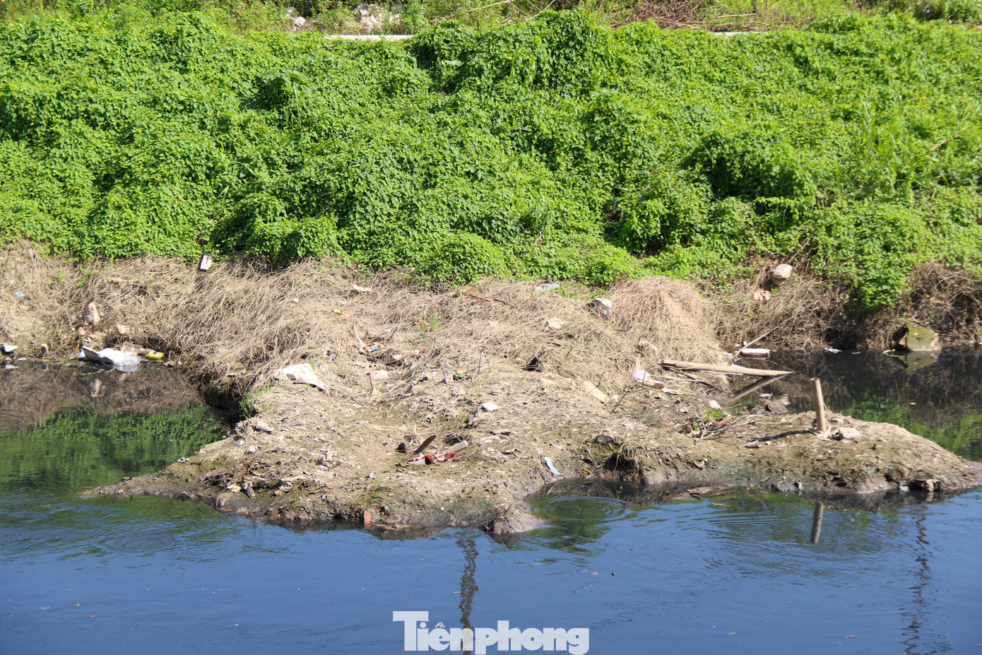 Cận cảnh dòng nước đen ngòm dưới dòng sông "chết" Cầu Bây. Cận cảnh dòng nước đen ngòm dưới dòng sông "chết" Cầu Bây.