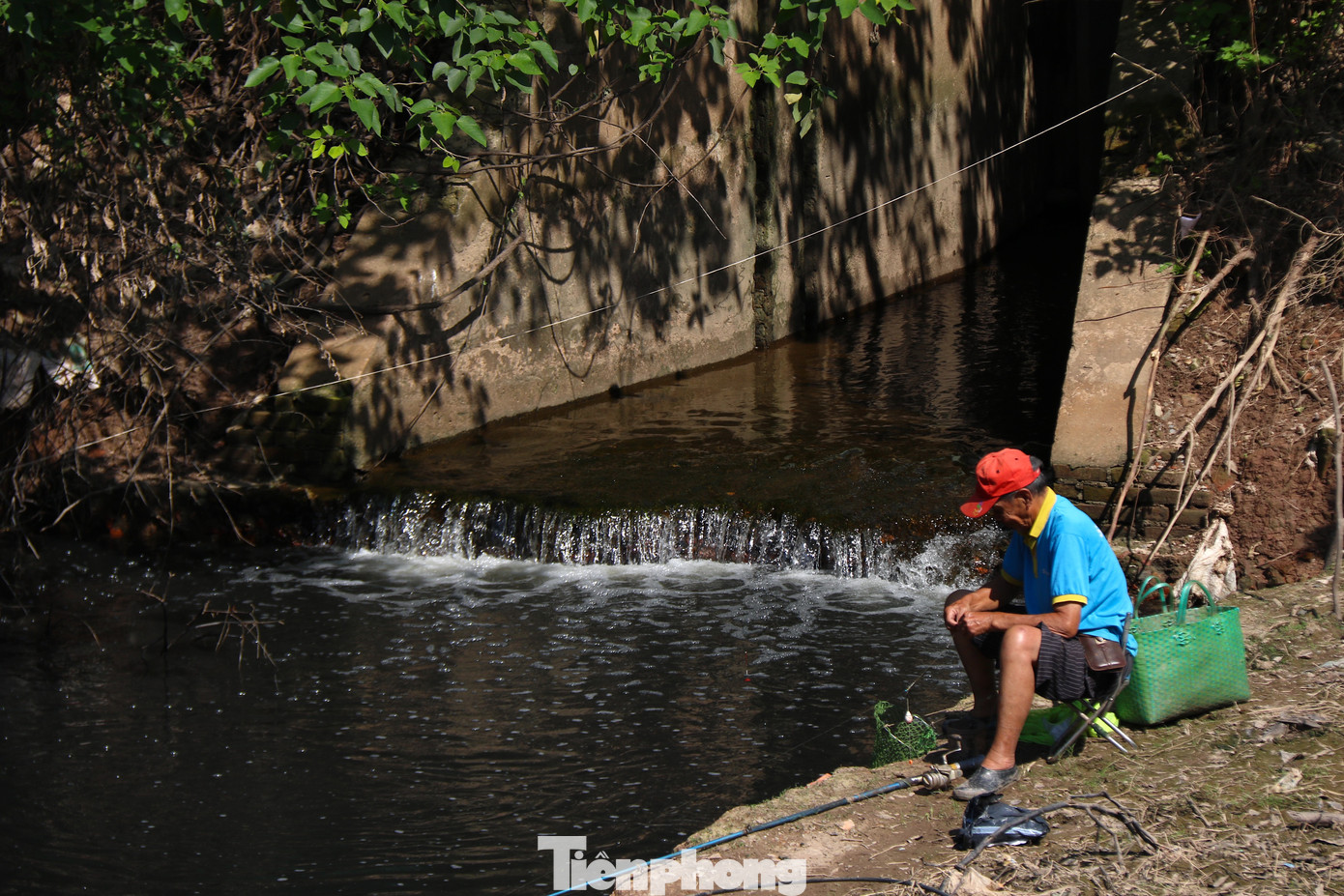 Hiện nay có 28 điểm xả nước thải sinh hoạt từ khu dân cư trực tiếp ra sông Cầu Bây với lưu lượng khoảng 50.000 m3/ngày đêm, trong đó lượng nước thải từ khu dân cư cũ hầu như chưa được thu gom, xử lý. Hiện nay có 28 điểm xả nước thải sinh hoạt từ khu dân cư trực tiếp ra sông Cầu Bây với lưu lượng khoảng 50.000 m3/ngày đêm, trong đó lượng nước thải từ khu dân cư cũ hầu như chưa được thu gom, xử lý.