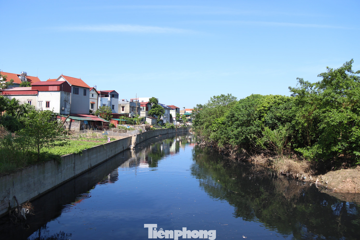 Sông Cầu Bây nằm trong đê hữu sông Đuống, có chiều dài khoảng 12,5 km, là con sông thoát nước chính chảy qua địa bàn quận Long Biên (khoảng 5,5 km) và huyện Gia Lâm (khoảng 7 km). Thượng lưu của sông là hồ Kim Quan (địa phận phường Việt Hưng, quận Long Biên) và hạ lưu là sông Bắc Hưng Hải tại cửa xả đập Xuân Thụy (địa phận xã Kiêu Kỵ, huyện Gia Lâm). Sông Cầu Bây nằm trong đê hữu sông Đuống, có chiều dài khoảng 12,5 km, là con sông thoát nước chính chảy qua địa bàn quận Long Biên (khoảng 5,5 km) và huyện Gia Lâm (khoảng 7 km). Thượng lưu của sông là hồ Kim Quan (địa phận phường Việt Hưng, quận Long Biên) và hạ lưu là sông Bắc Hưng Hải tại cửa xả đập Xuân Thụy (địa phận xã Kiêu Kỵ, huyện Gia Lâm).