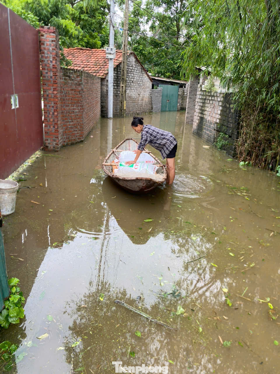 Nhiều con đường bị ngập khiến giao thông tê liệt. Người dân chỉ có thể đi bằng thuyền hoặc lội bộ, nhiều hộ dân phải sơ tán.