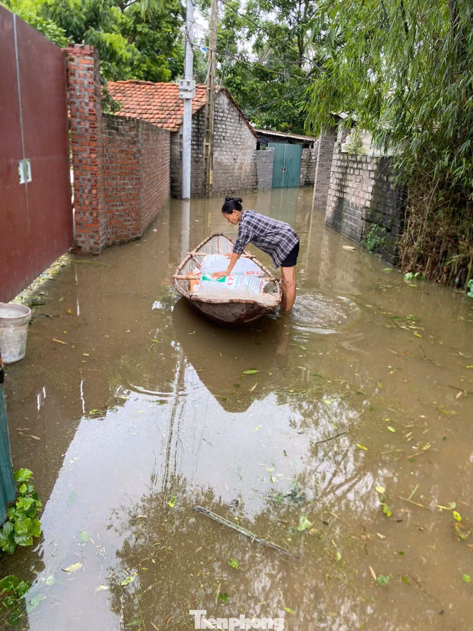 Nhiều con đường bị ngập khiến giao thông tê liệt. Người dân chỉ có thể đi bằng thuyền hoặc lội bộ, nhiều hộ dân phải sơ tán.