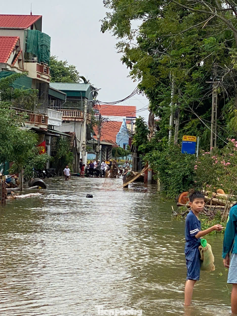 Nhiều tuyến đường liên thôn, xã... vẫn đang chìm trong nước, nhiều nơi nước vẫn ngập nặng.