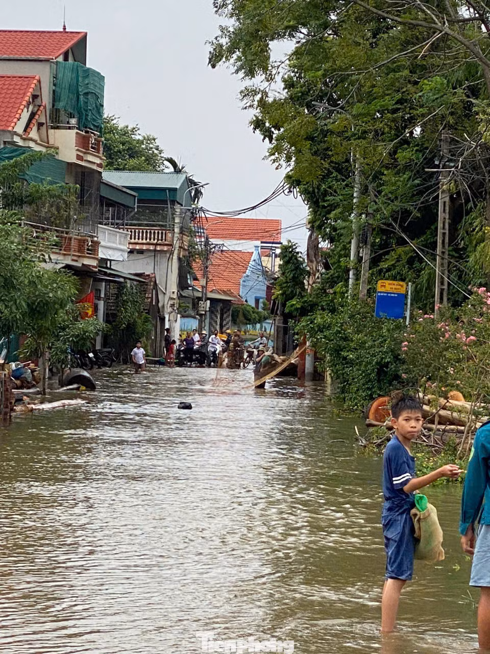 Nhiều tuyến đường liên thôn, xã... vẫn đang chìm trong nước, nhiều nơi nước vẫn ngập nặng.