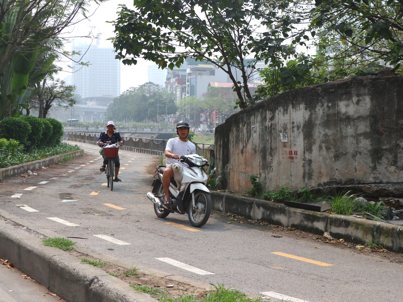Đoạn cuối của tuyến đường từ cầu Hòa Mục tới cầu Cống Mọc là đoạn đường có nhiều xe máy di chuyển vào đường dành riêng cho xe đạp để tránh ùn tắc và đèn đỏ.