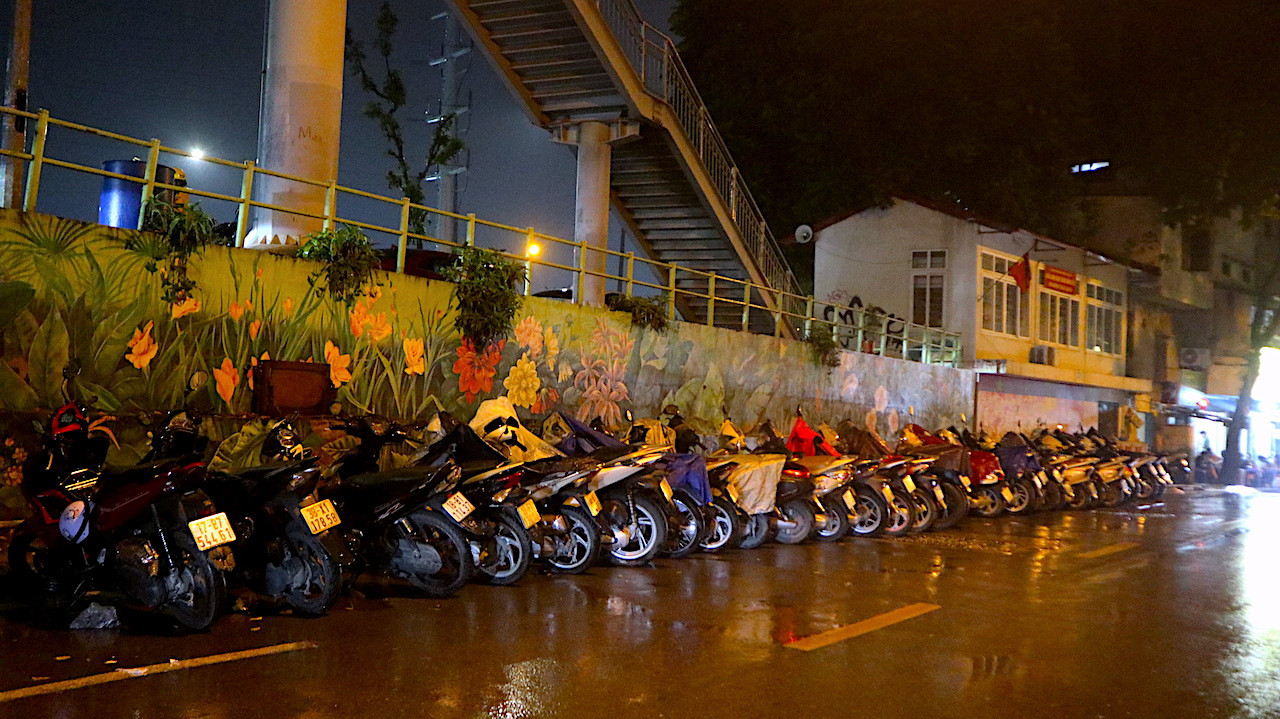 Quán ăn tại đường Phó Đức Chính cướp vỉa hè, bít hết lối đi của người đi bộ ở dưới đường và lên cầu.