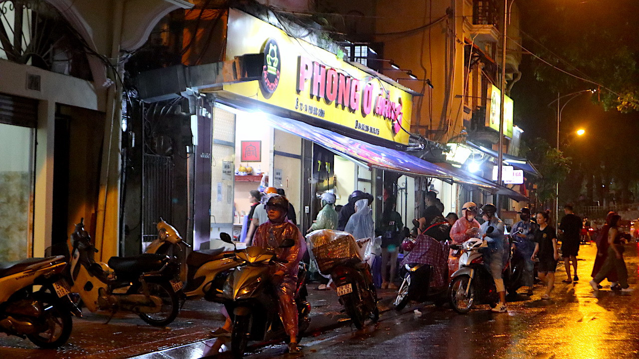 Cảnh giao thông hỗn loạn trước các hàng quán là hình ảnh quen thuộc trên phố cổ.