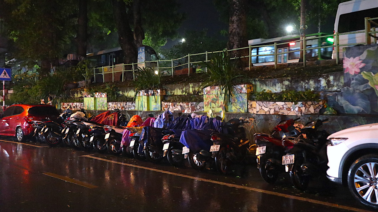 Không chỉ xe máy mà ô tô cũng được để hàng dài hai bên lề đường.