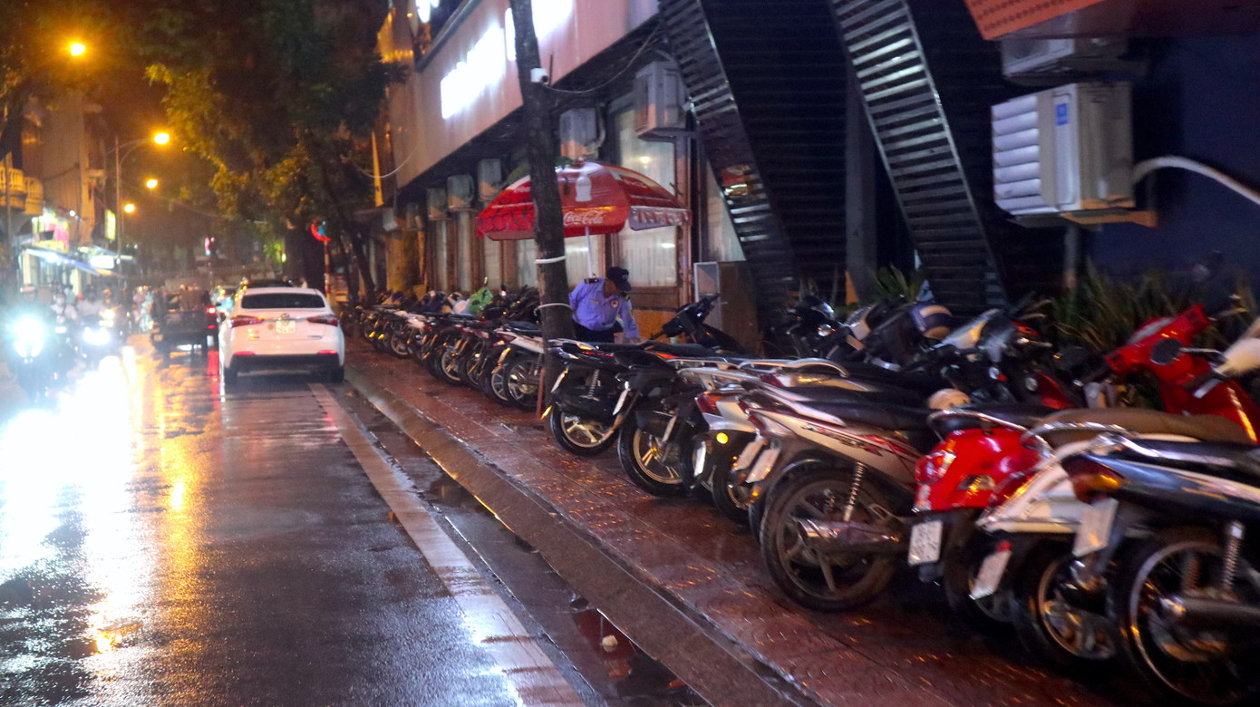 Việc lấn chiếm vỉa hè lòng đường diễn ra nghiêm trọng hơn tại các hàng quán vào buổi tối.