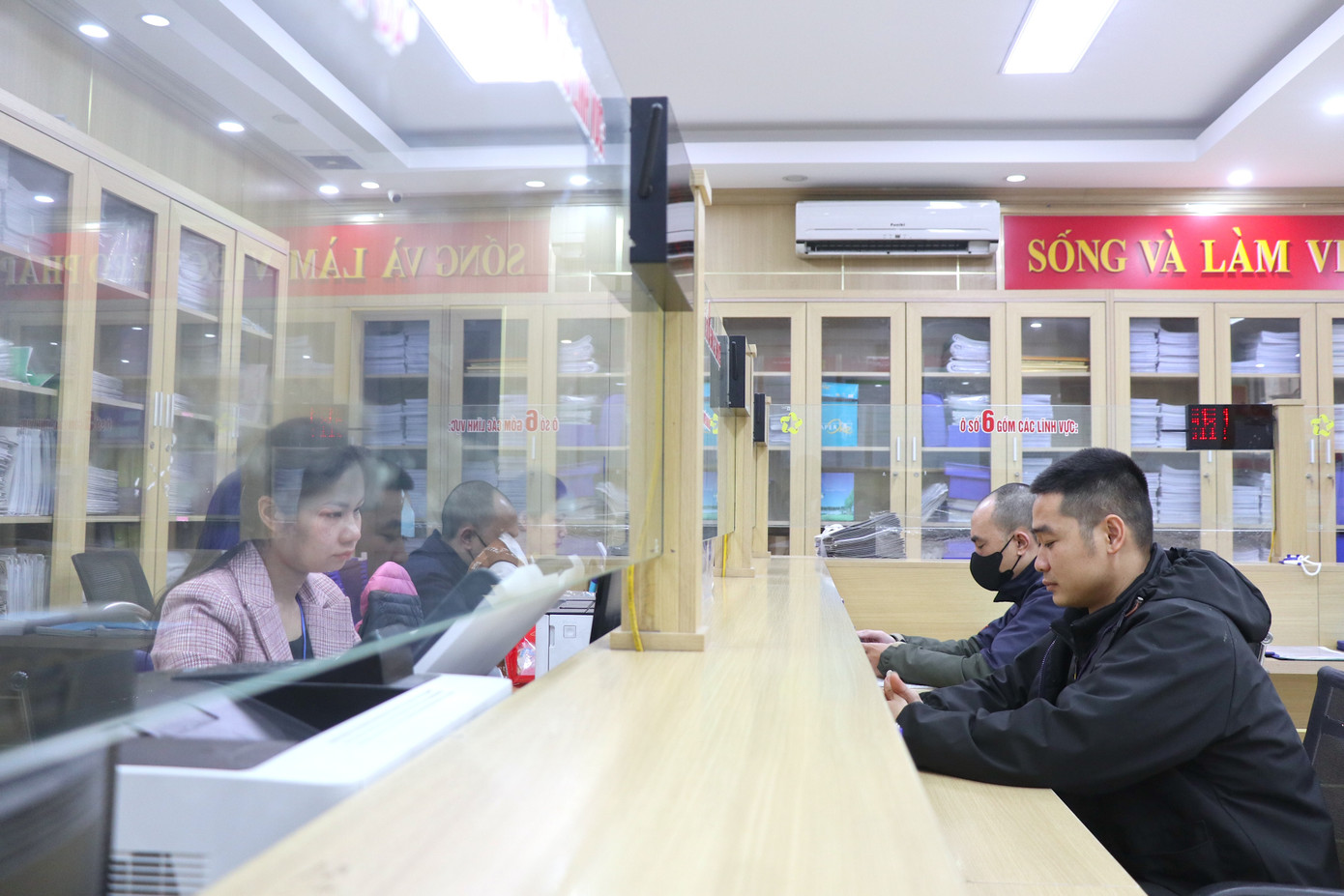 Hôm nay (15/2), ngày làm việc đầu tiên sau kỳ nghỉ Tết nguyên đán 2024, tại nhiều đơn vị thuộc các sở, ngành, quận, huyện của Hà Nội, đặc biệt là tại bộ phận một cửa, các cán bộ, công chức, viên chức Thủ đô trong tâm thế sẵn sàng phục vụ người dân ngay từ ngày làm việc đầu tiên.