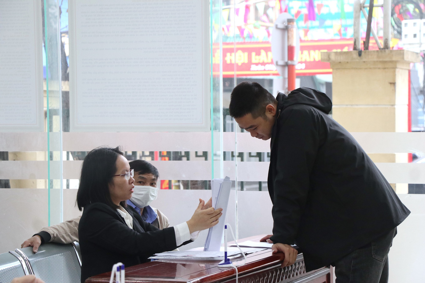 Trong ngày làm việc đầu tiên, dù số người đến giải quyết công việc không nhiều, song đội ngũ cán bộ, công chức, viên chức tại các cơ quan hành chính của các đơn vị đều thực hiện nghiêm giờ trực, giờ làm việc.