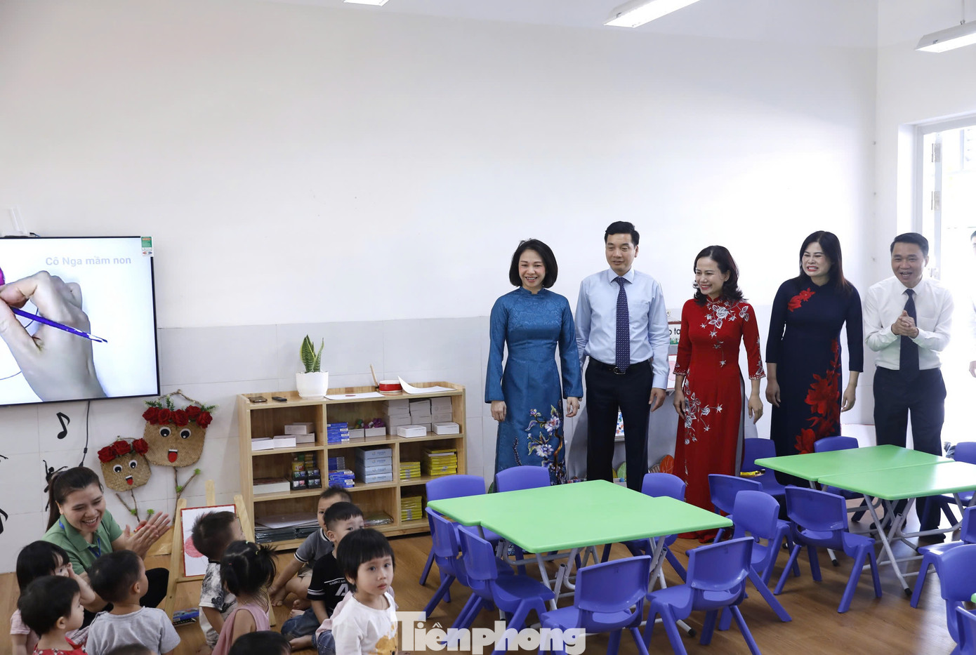 Phó Chủ tịch UBND thành phố Hà Nội Vũ Thu Hà và Bí thư huyện Gia Lâm thăm bên trong một trong 3 trường vừa xây dựng xong và khánh thành sáng nay. Phó Chủ tịch UBND thành phố Hà Nội Vũ Thu Hà và Bí thư huyện Gia Lâm thăm bên trong một trong 3 trường vừa xây dựng xong và khánh thành sáng nay.