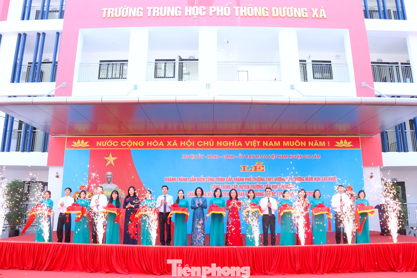 Lãnh đạo UBND TP Hà Nội và huyện Gia Lâm cắt băng khánh thành trường THPT Dương Xá. Lãnh đạo UBND TP Hà Nội và huyện Gia Lâm cắt băng khánh thành trường THPT Dương Xá.