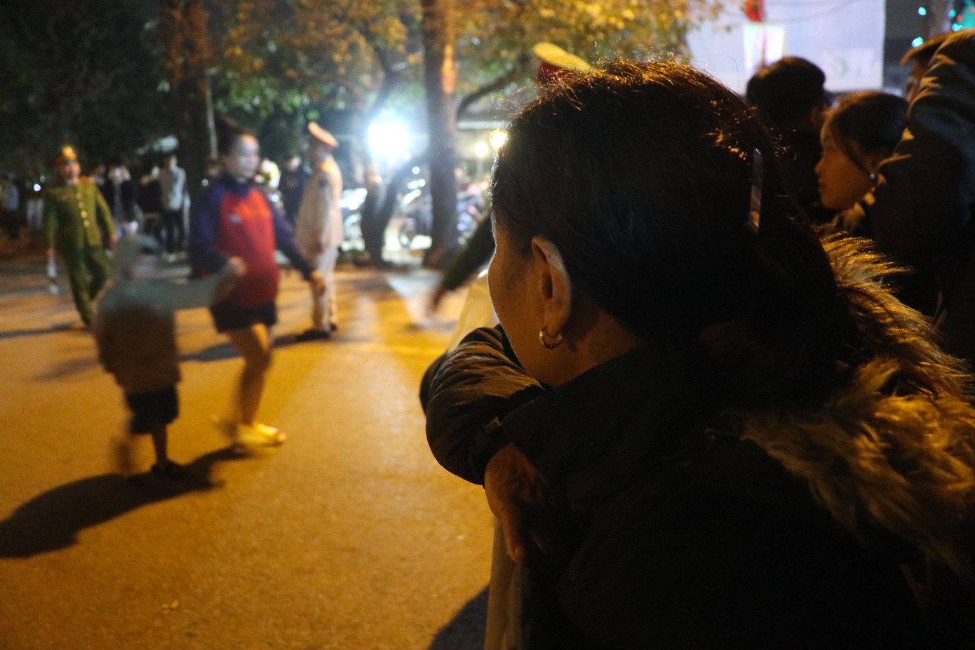 "Năm nay lễ hội của địa phương tổ chức hoành tráng nhưng vì sự kiện đông quá, tôi và người nhà không thể vào mà chỉ có thể đứng ngoài nên có chút tiếc nuối vì không được tận mắt xem lễ khai mạc", Bà Lan (xã Hạ Lôi, huyện Mê Linh) chia sẻ. "Năm nay lễ hội của địa phương tổ chức hoành tráng nhưng vì sự kiện đông quá, tôi và người nhà không thể vào mà chỉ có thể đứng ngoài nên có chút tiếc nuối vì không được tận mắt xem lễ khai mạc", Bà Lan (xã Hạ Lôi, huyện Mê Linh) chia sẻ.