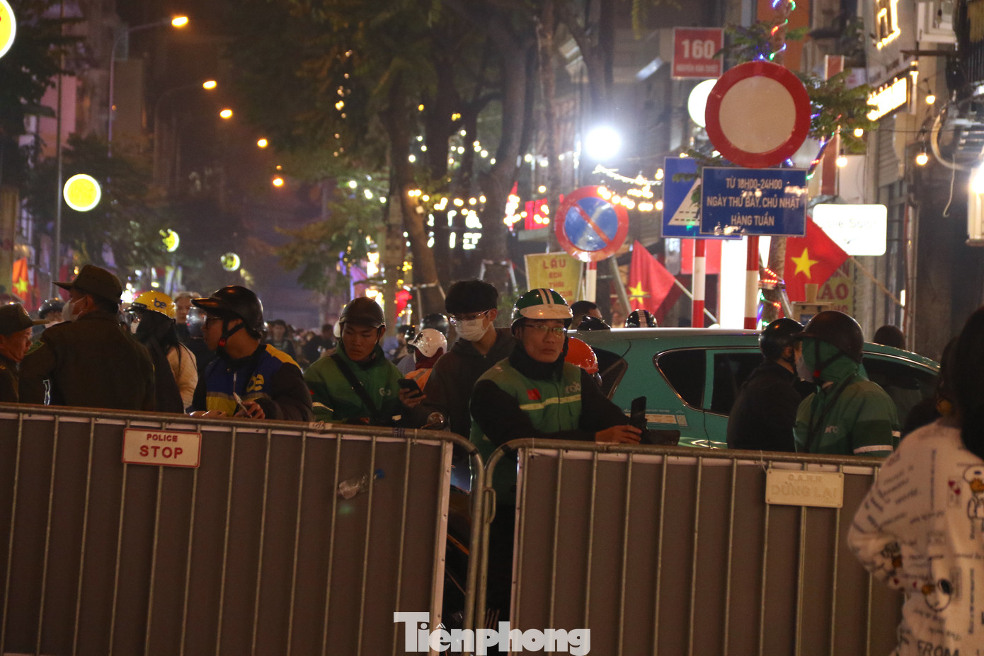 Người giao hàng phải lựa chọn để xe bên ngoài và đi bộ vào lấy các đơn hàng do không thể di chuyển vào bằng xe máy.