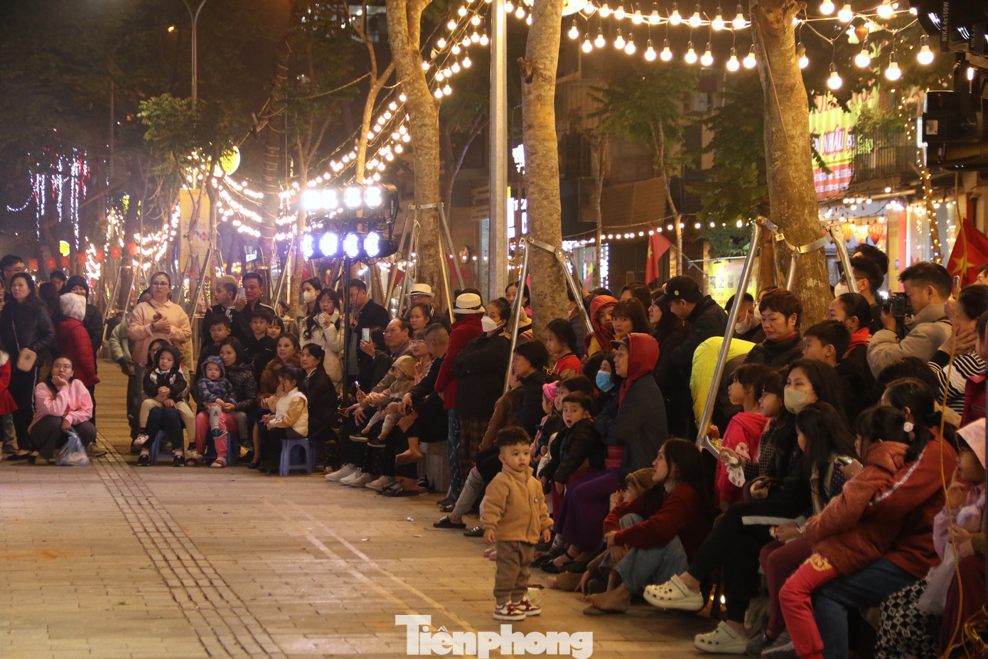 Nhiều sự kiện văn hoá, văn nghệ, mua sắm thu hút người dân tới tuyến phố.