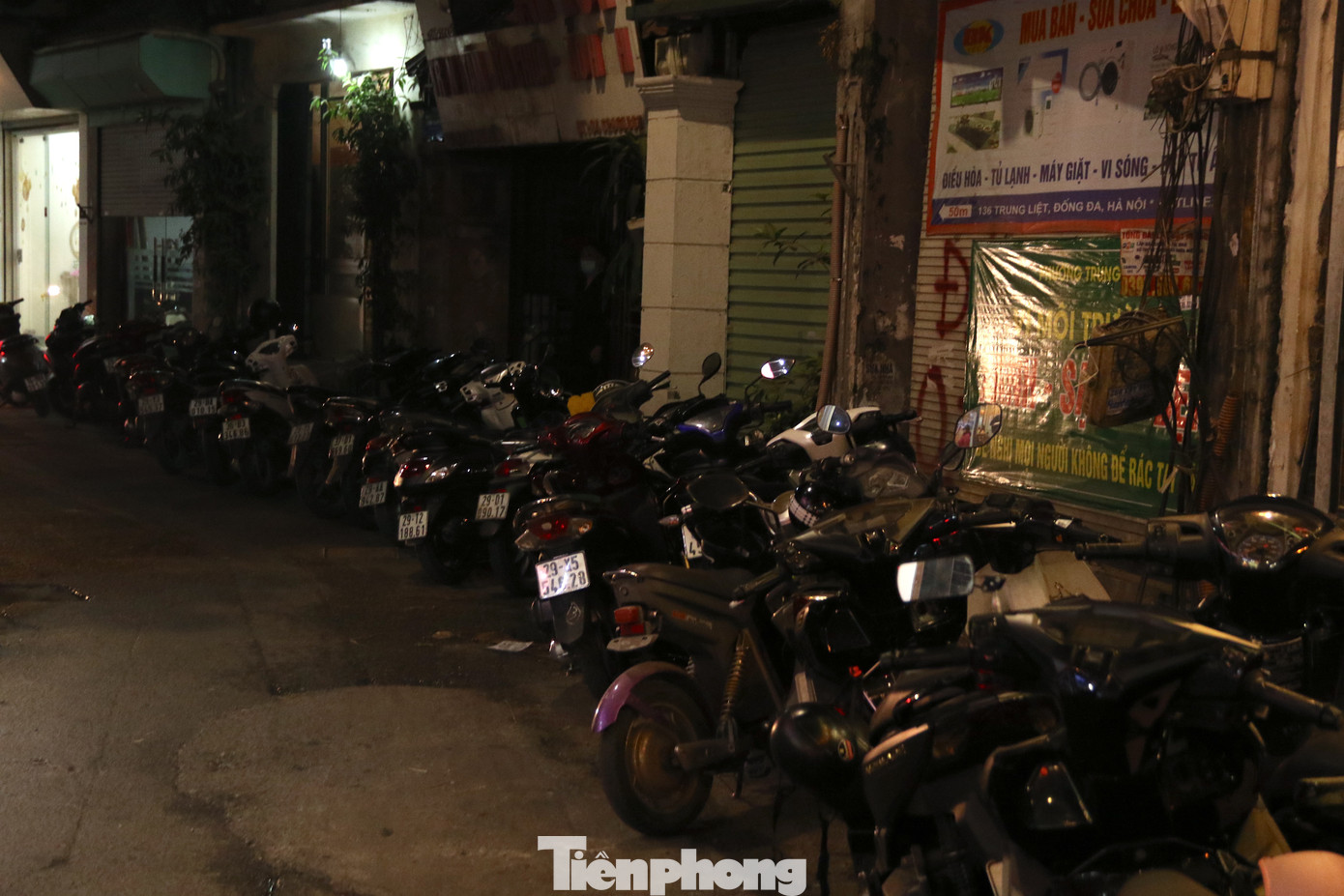 Vì thiếu không gian gửi xe nên phía bên ngoài khu vực cấm xe lưu thông, các phương tiện phải bắt buộc để ở các con ngõ nối với tuyến phố Nguyễn Văn Tuyết.