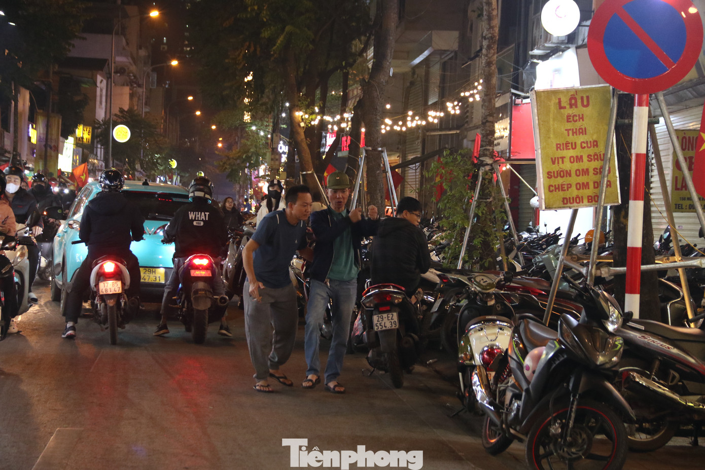 Các điểm gửi xe tràn ra lòng đường do thiếu không gian.