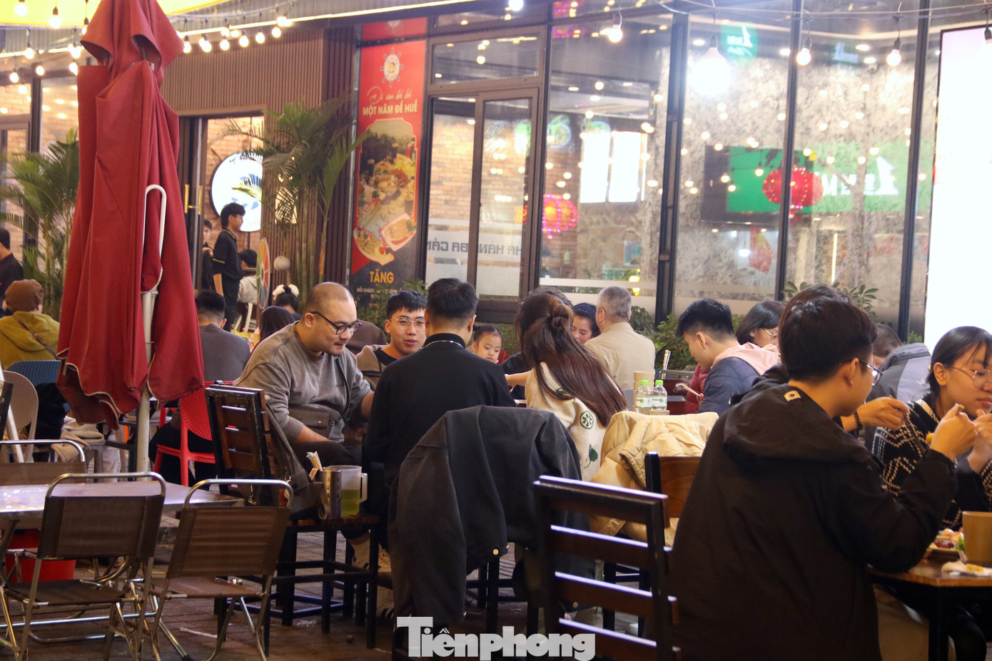 Theo ghi nhận của PV, trong tối 19/1, tuyến phố khá đông người dân tới trải nghiệm.