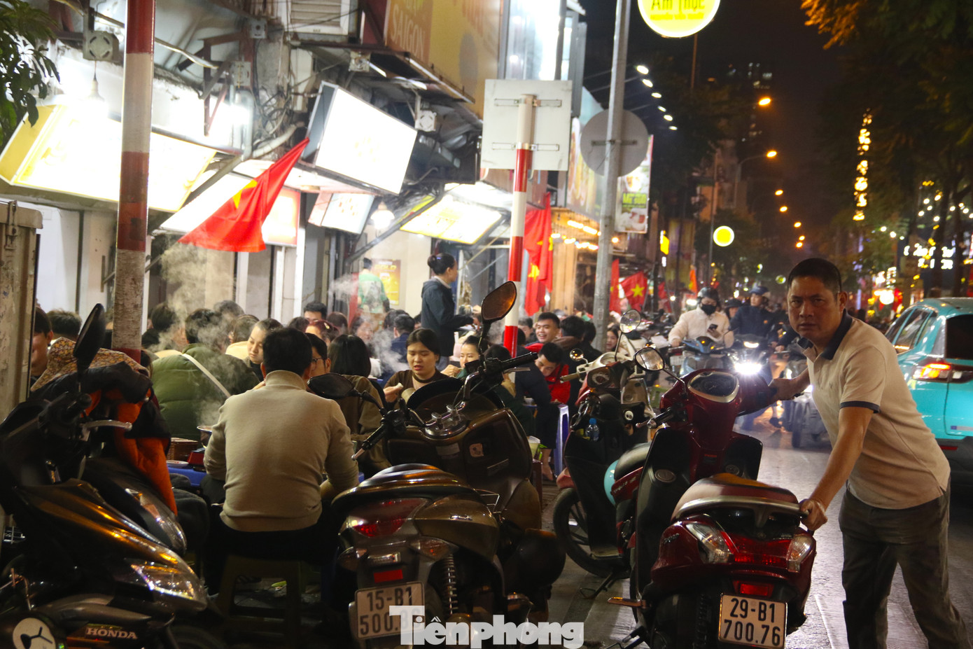 Vì cấm xe nên nhiều thực khách có tâm lý e ngại và lựa chọn các hàng quán phía ngoài khu vực tuyến phố. Lượng khách ăn uống ở đầu tuyến phố Nguyễn Văn Tuyến không thuộc khu vực phố ẩm thực rất đông khiến tuyến đường thường xuyên xảy ra tình trạng ùn ứ.