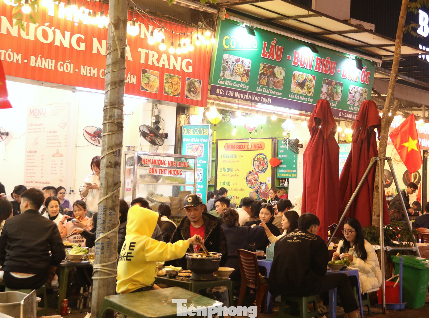 Theo ghi nhận của PV, trong tối 19/1, tuyến phố khá đông người dân tới trải nghiệm.