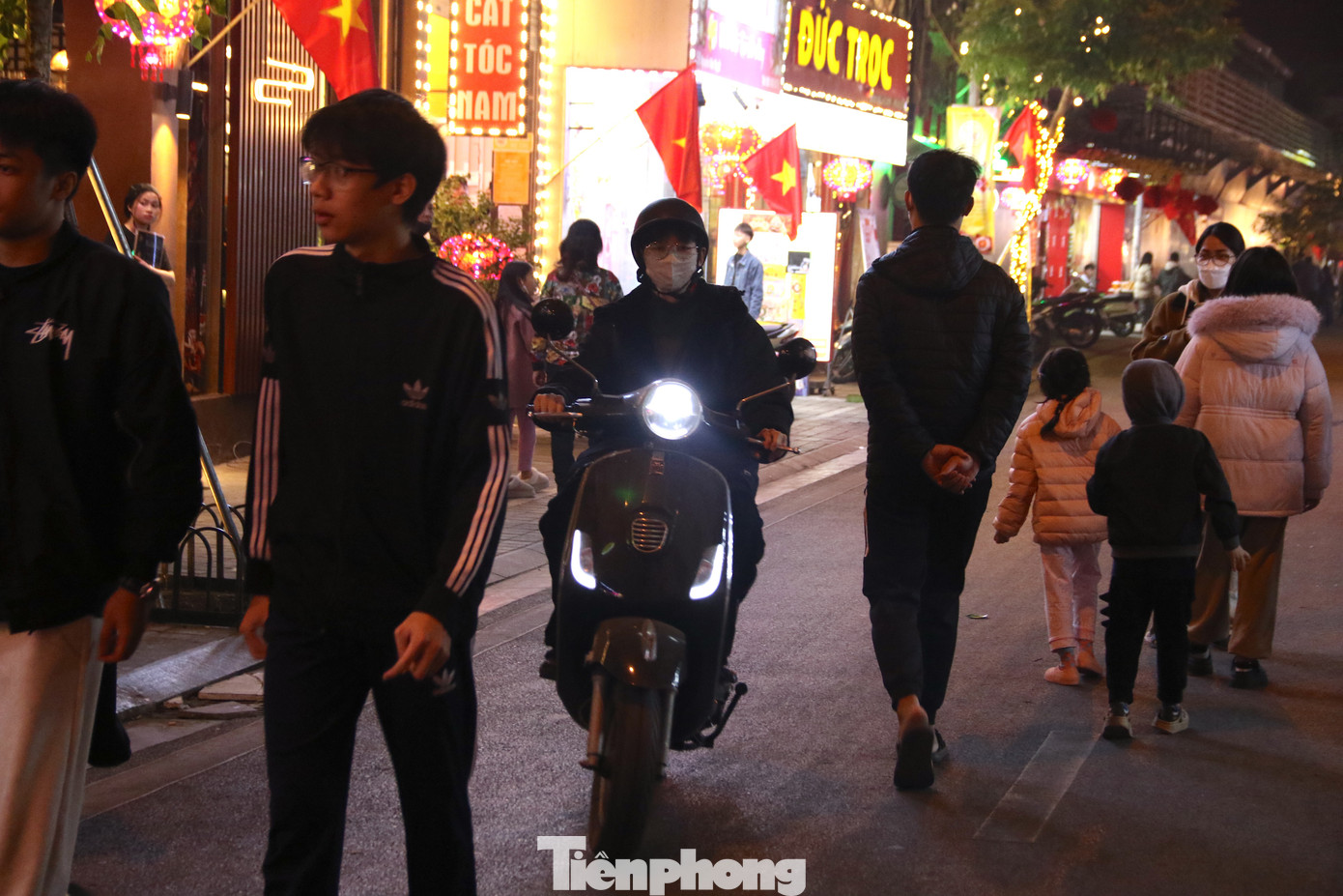 Tuy nhiên, sau buổi tối đầu tiên đi vào hoạt động vẫn có nhiều phương tiện di chuyển, gửi xe phía bên trong khu vực phố Nguyễn Văn Tuyết, tiềm ẩn nhiều nguy cơ mất an toàn giao thông với tuyến phố đông đúc người đi bộ.