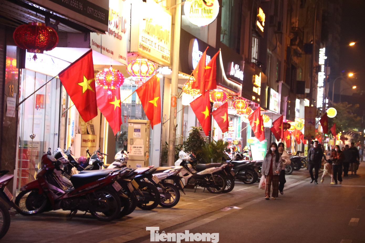 Tuy nhiên, sau buổi tối đầu tiên đi vào hoạt động vẫn có nhiều phương tiện di chuyển, gửi xe phía bên trong khu vực phố Nguyễn Văn Tuyết, tiềm ẩn nhiều nguy cơ mất an toàn giao thông với tuyến phố đông đúc người đi bộ.