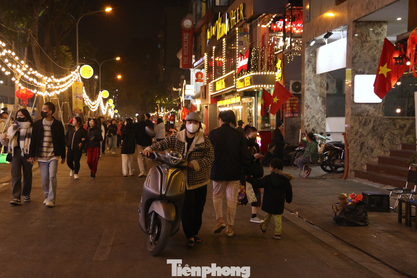Tuy nhiên, sau buổi tối đầu tiên đi vào hoạt động vẫn có nhiều phương tiện di chuyển, gửi xe phía bên trong khu vực phố Nguyễn Văn Tuyết, tiềm ẩn nhiều nguy cơ mất an toàn giao thông với tuyến phố đông đúc người đi bộ.