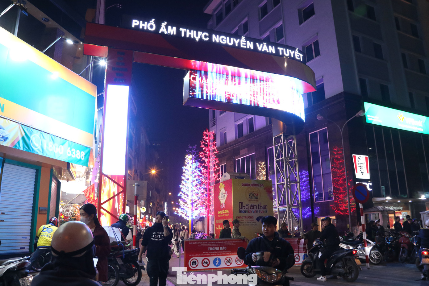 Tối 18/1, tuyến phố ẩm thực Nguyễn Văn Tuyết thuộc quận Đống Đa (Hà Nội) chính thức khai trương, hình thành thêm một địa chỉ văn hóa, ẩm thực của Thủ đô Hà Nội.