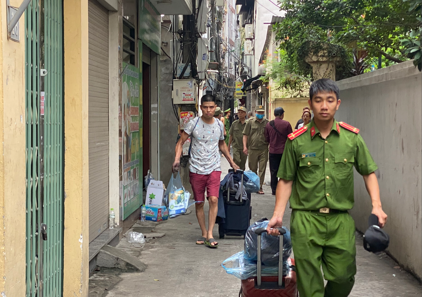 Gia đình may mắn thoát chết nhờ trèo sang ban công nhà hàng xóm đến thu dọn đồ đạc ngay trong buổi trưa sau khi xảy ra vụ cháy. “Khi tôi vào toà chung cư, nhận thấy các lối thoát hiểm đều không được sử dụng hiệu quả. Tôi thấy mọi người dân đa phần đều chạy sai hướng, mọi người chạy vào nhà tắm và một số đã chết trong đấy chứ mọi người không chạy ra lối sân phơi để có thể có thêm không khí hoặc nhận được sự cứu hộ vì ở ngoài sân phơi mới có cửa thoát hiểm. Không những thế, mọi người dân ở trong chung cư mini đấy để đồ đạc rất bừa bộn ở ngoài cầu thang. Năm sáu nạn nhân đều nằm đấy vướng vào nhau vì ngã cùng một chỗ”, anh Việt cho biết.