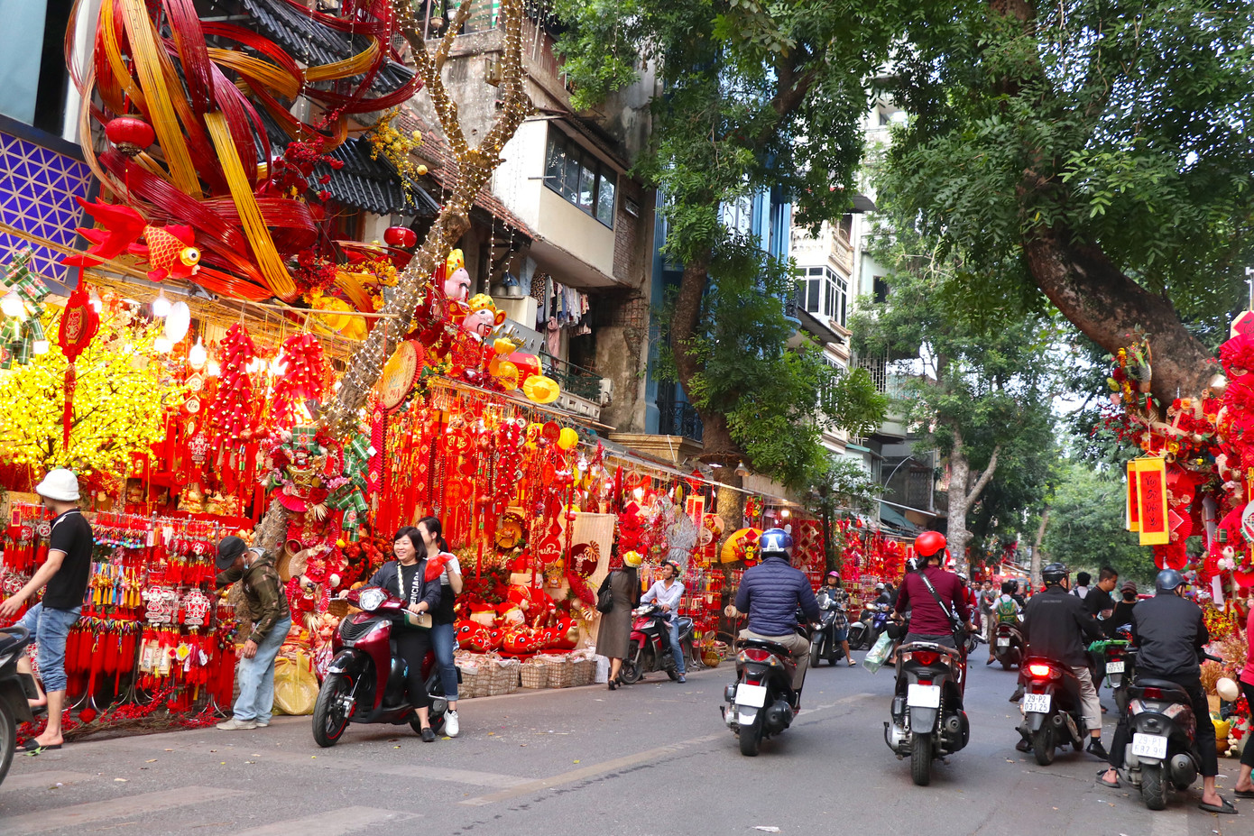 Phố Hàng Mã (Hoàn Kiếm, Hà Nội) những ngày này trở nên rực rỡ, nhộn nhịp hơn hẳn.