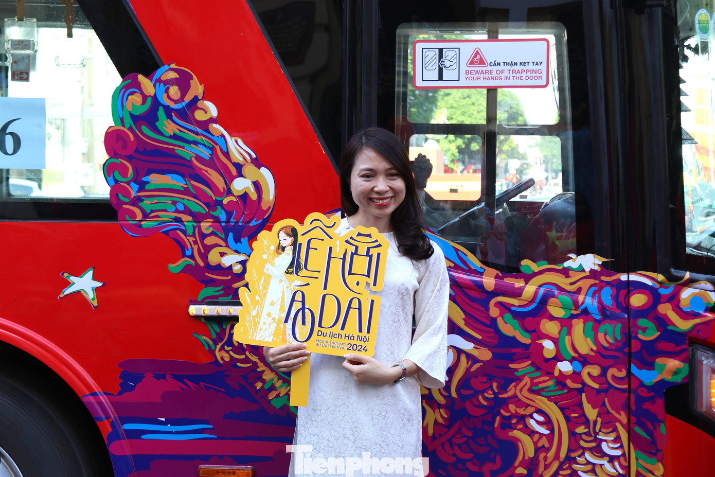 Trong những ngày tháng 10 lịch sử, mặc áo dài đi trên các con phố tận hưởng không khí mùa thu Hà Nội là trải nghiệm khó quên đối với những người tham gia.