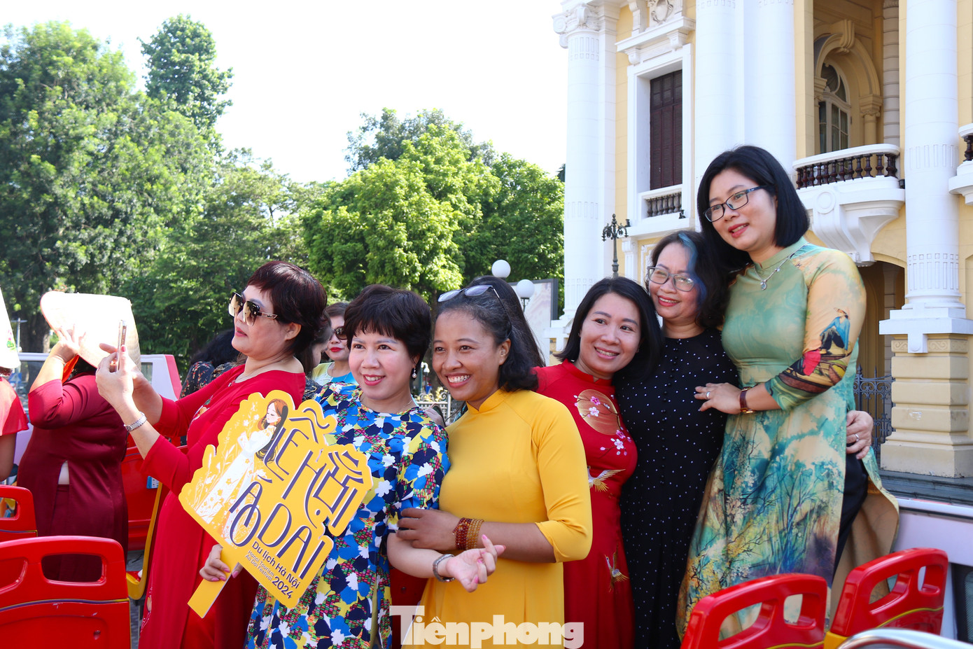 Trong suốt hành trình City bus “Tinh hoa áo dài” sẽ đi qua các địa điểm du lịch nổi tiếng của Hà Nội như Phố đi bộ Hồ Gươm, Lăng Bác,...