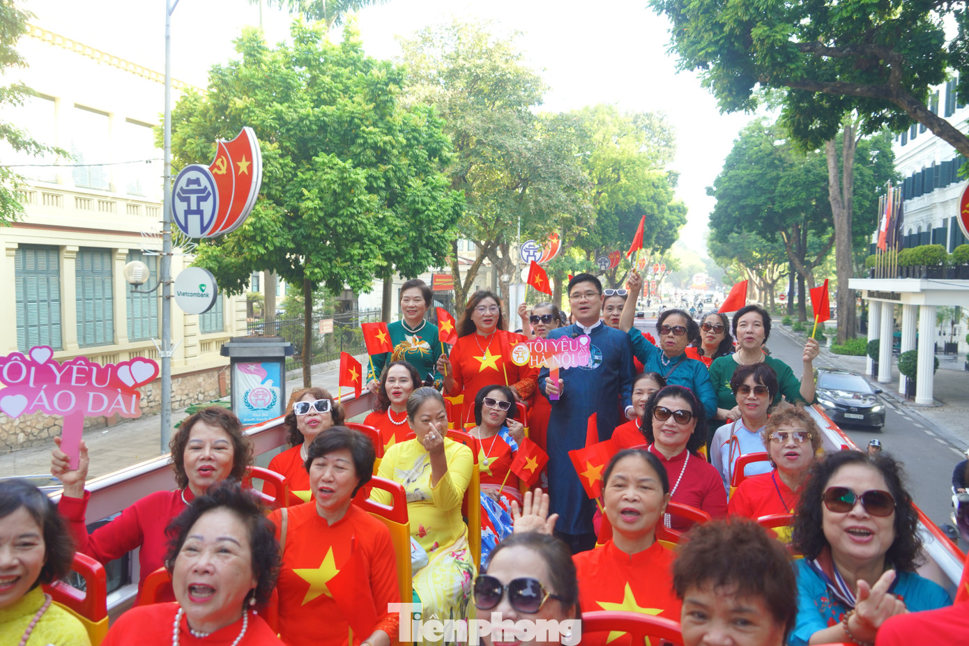 Chương trình đã thu hút sự khoảng 700 hành khách tham gia bao gồm cả nam giới và nữ giới mặc trang phục áo dài.