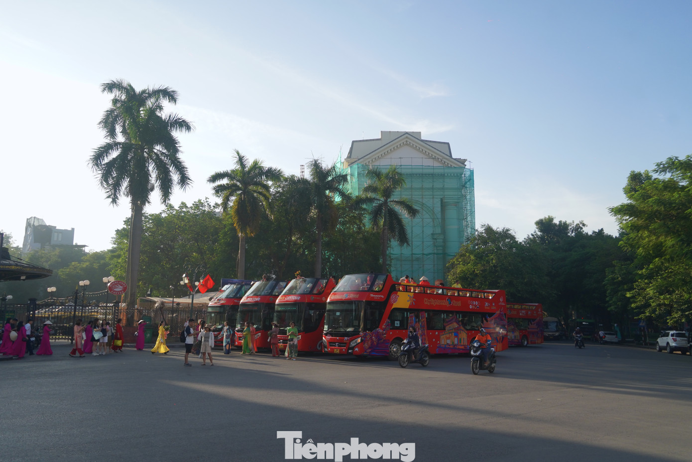 Sáng nay (04/10), hơn 700 hành khách tham gia City Bus “Tinh hoa áo dài”, trên chuyến xe buýt 2 tầng tham quan phố phường Hà Nội. Chương trình diễn ra tại Nhà Hát Lớn Hà Nội và một số tuyến phố ở quận Ba Đình, Hoàn Kiếm nhằm tôn vinh giá trị di sản văn hóa của Thủ đô, tôn vinh nét đẹp của trang phục áo dài truyền thống.