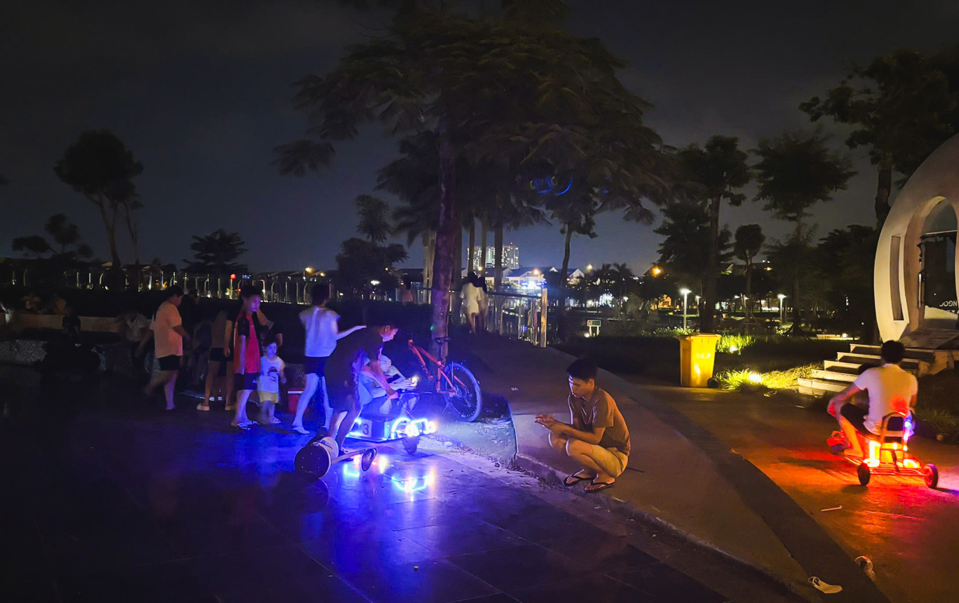 Ngoài việc thiếu sáng, dịch vụ cho thuê xe điện tự phát hoạt động vào buổi tối trong công viên, sử dụng lối đi chung với người dân cũng tiềm ẩn nhiều nguy cơ gây mất an toàn do trẻ nhỏ điều khiển xe điện với tốc độ cao, không bảo hộ hay trang bị an toàn.