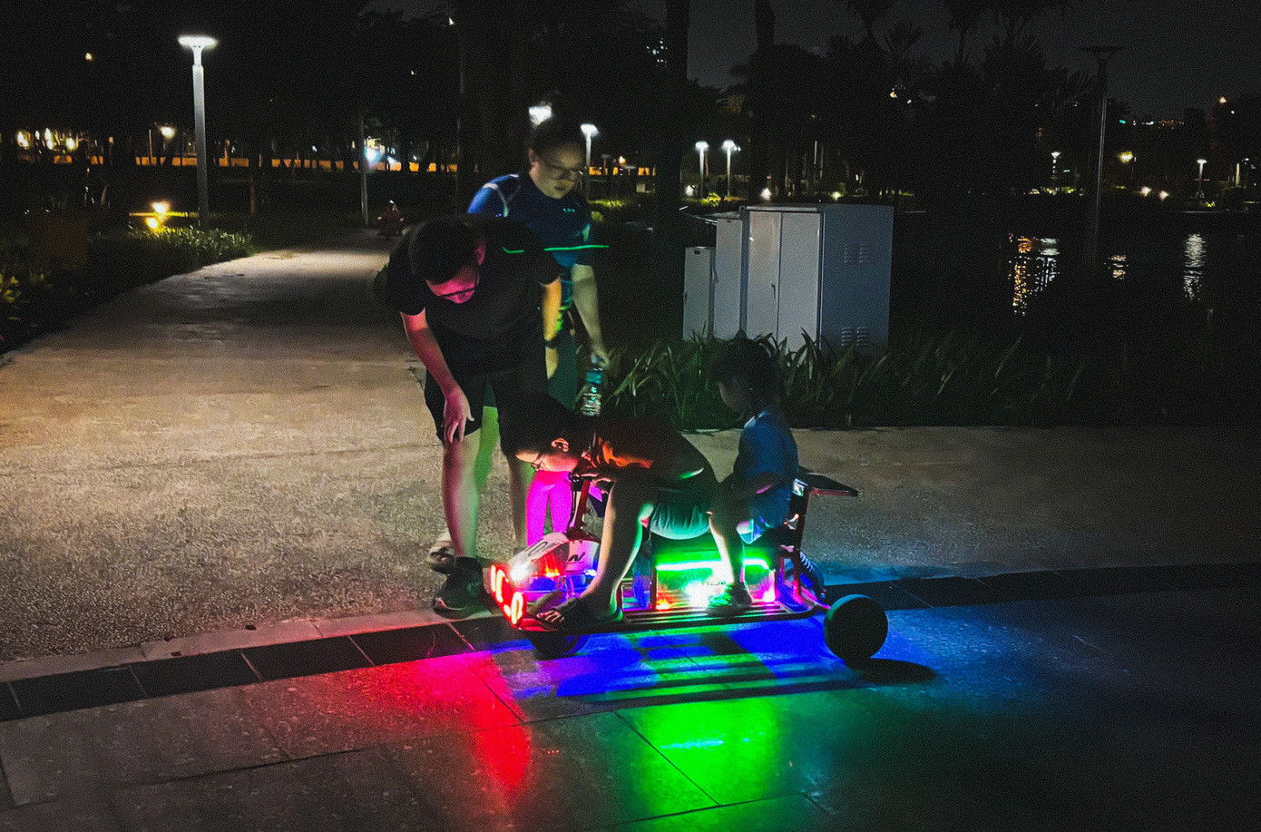 Trung tâm quảng trường, cổng chính tại công viên Thiên Văn Học thường xuyên tối om. Khuôn viên thiếu sáng gây bất tiện và mất an toàn cho người dân vào sinh hoạt, vui chơi tại đây.