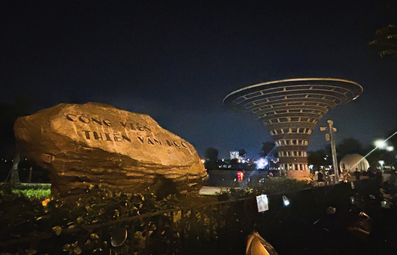 Công viên Thiên Văn Học là dự án liên quan thiên văn ngoài trời đầu tiên ở khu vực Đông Nam Á được khởi công xây dựng ngày 4/7/2017 tại Hà Đông (Hà Nội) với tổng diện tích là 12ha, được kỳ vọng là kiến trúc tạo điểm nhấn về cảnh quan tại khu đô thị Dương Nội (phường Dương Nội).