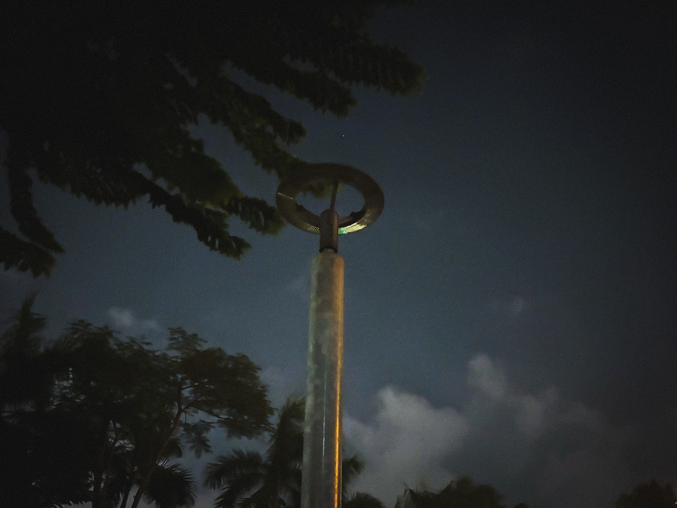 Nhiều cột đèn trong công viên không bật, khiến lối đi bộ chìm trong bóng tối.