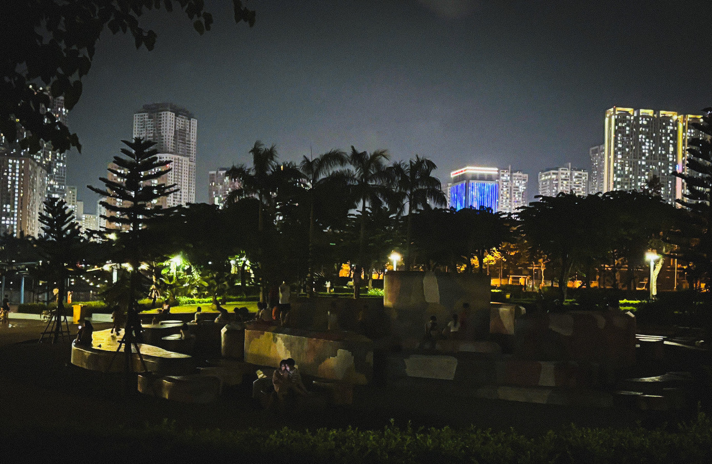 Ghi nhận trong tối 25/6, nhiều hạng mục mang chủ đề về thiên văn học như quảng trường Bigbang, bể Hố đen, đài phun nước Ánh sáng, UFO Zone... tại công viên chìm trong bóng tối.