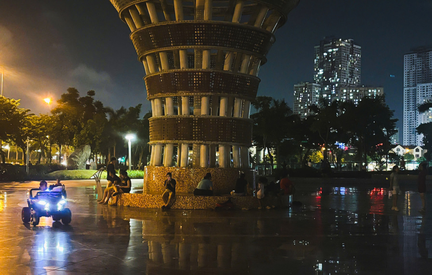 Trung tâm quảng trường, cổng chính tại công viên Thiên Văn Học thường xuyên tối om. Khuôn viên thiếu sáng gây bất tiện và mất an toàn cho người dân vào sinh hoạt, vui chơi tại đây.