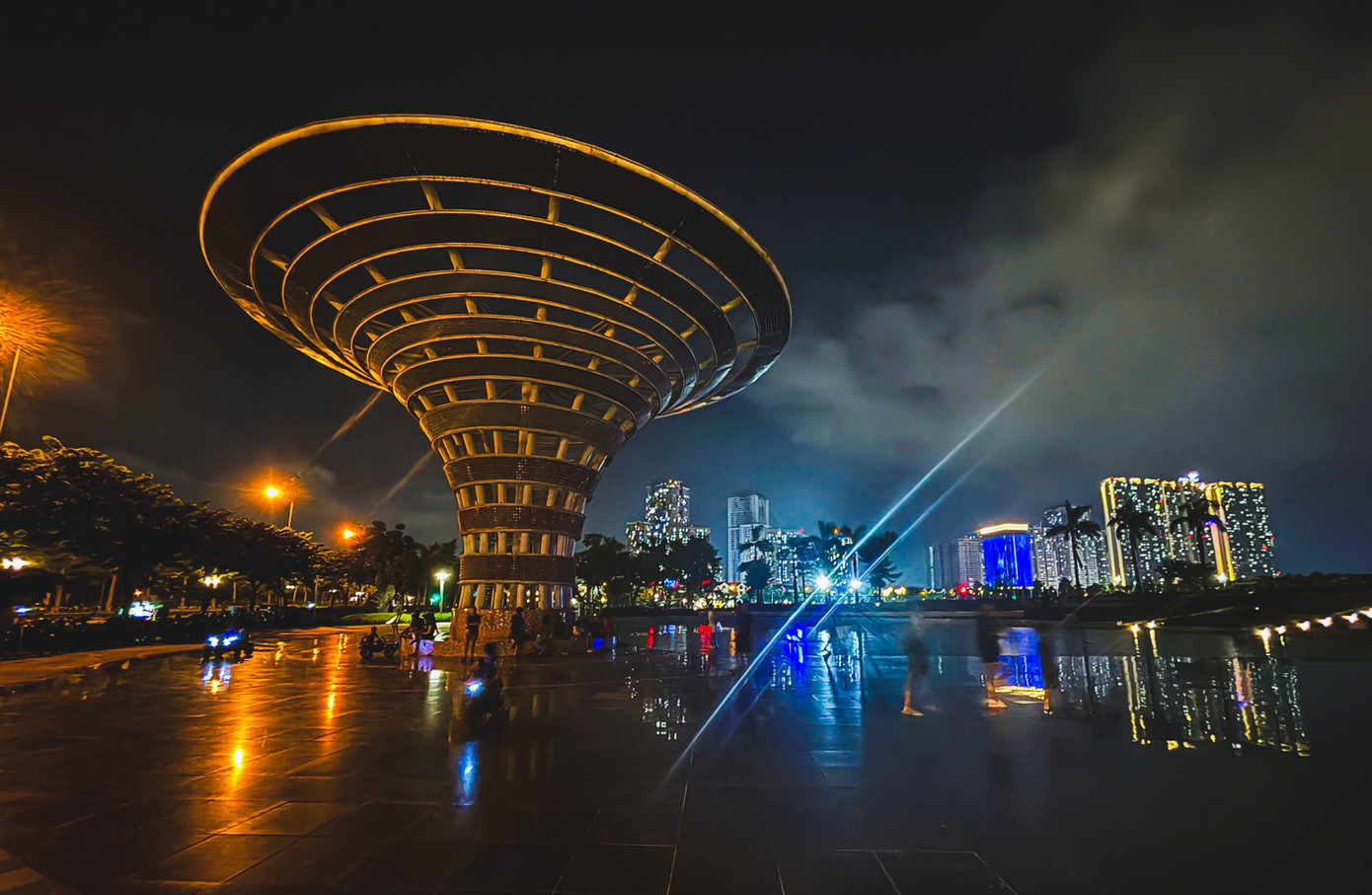 Sau hơn 1 năm mở cửa, công viên đã thu hút rất đông người đến vui chơi. Tuy nhiên, thời gian qua, công viên thường xuyên chìm trong bóng tối do thiếu đèn chiếu sáng.