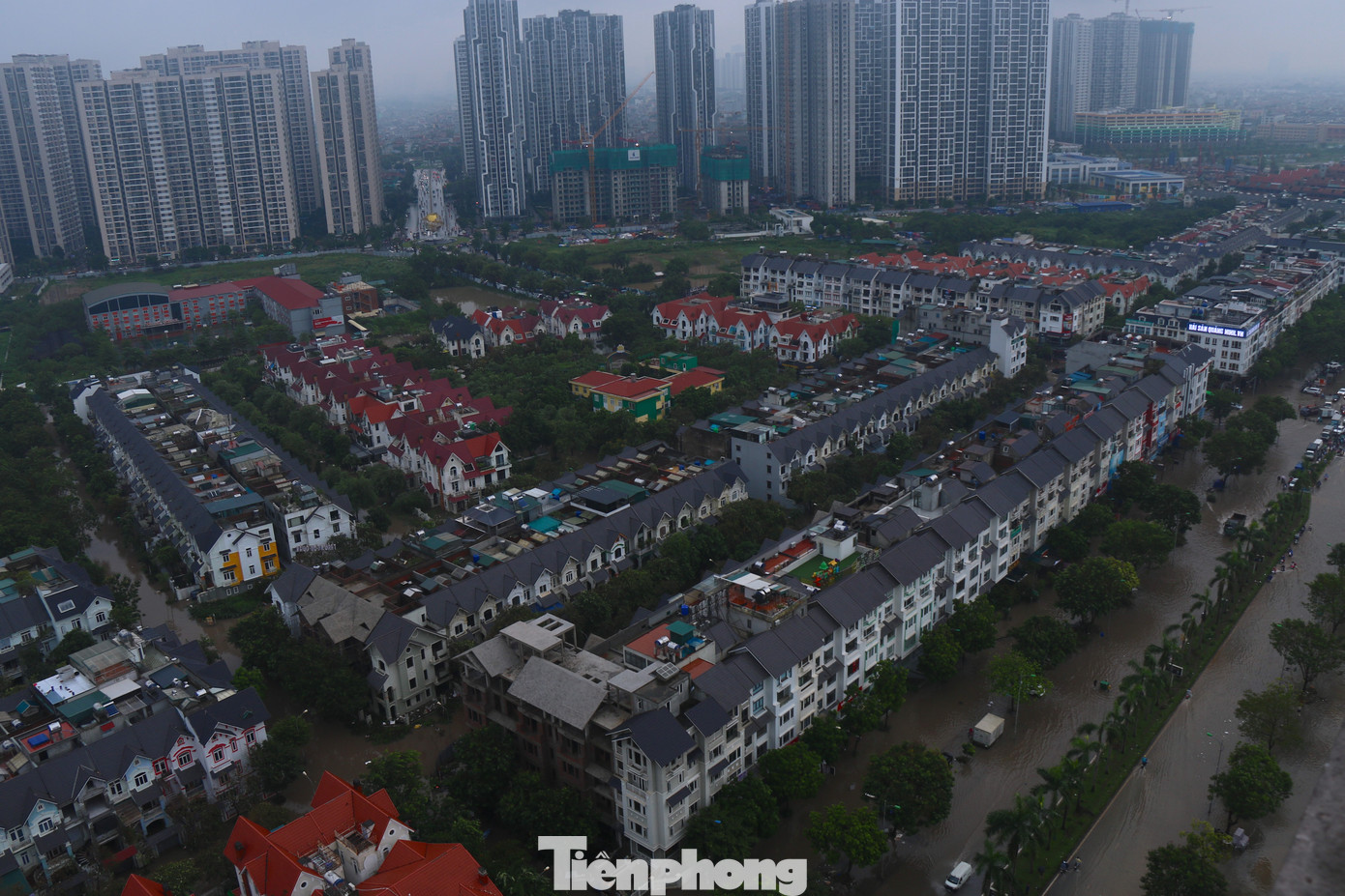 Theo quy định, khi xây dựng đô thị ít nhất phải đồng bộ hạ tầng kỹ thuật, thoát nước. Nhưng hiện nay, nhiều khu vực mới đang phát triển đô thị của Hà Nội lại trở thành &quot;điểm nóng&quot; về ngập lụt, ô nhiễm