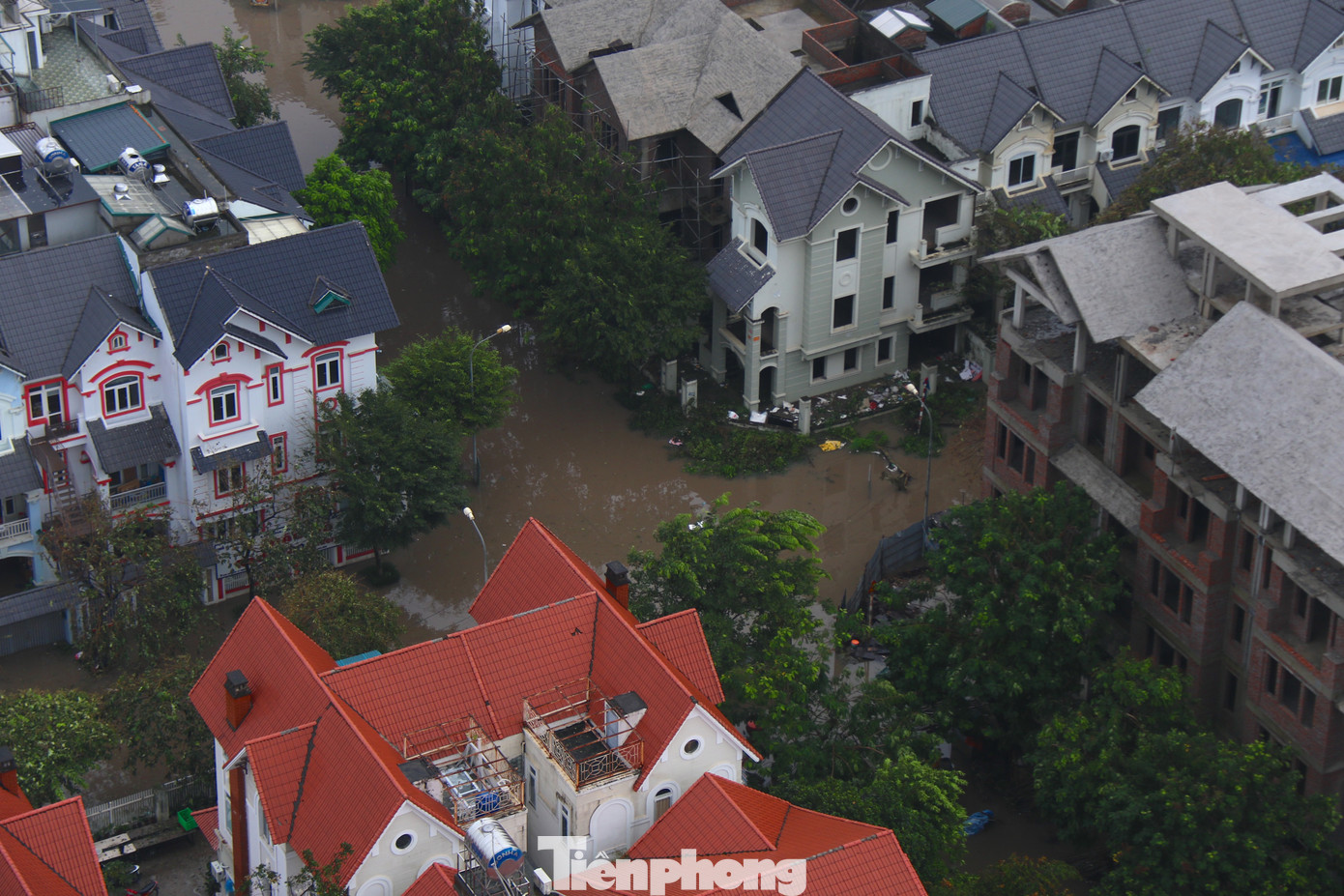 Trong 3 ngày từ ngày 9 tới 11/9, khu vực nội thành Hà Nội và các vùng lân cận có mưa lớn khiến nhiều tuyến đường ngập nặng. Trong đó, Khu đô thị Nam An Khánh (huyện Hoài Đức) bị ngập úng cục bộ.