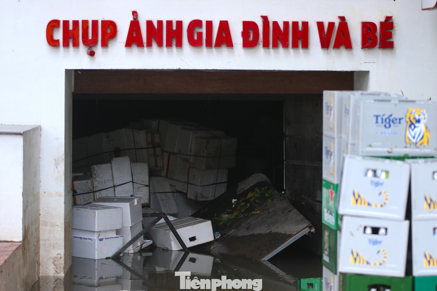 Cửa hầm một số hàng quán trong Khu đô thị Nam An Khánh. Tủ lạnh, hộp nhựa, đồ dùng để phục vụ pha chế nổi lềnh phềnh trong hầm.