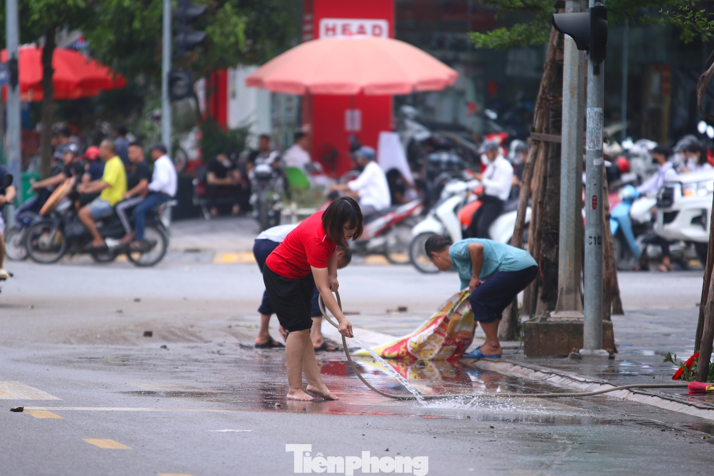 Tại khu đô thị này, các hầm được thiết kế thấp hơn so với mặt đường, do đó, khi mưa lớn kéo dài, nhiều gia đình chắn tấm thép ở cửa nhưng nước vẫn chảy ngược vào. Những nhà không có máy bơm, nước ngập gần như kín hầm, nhiều tài sản bị hư hại.
