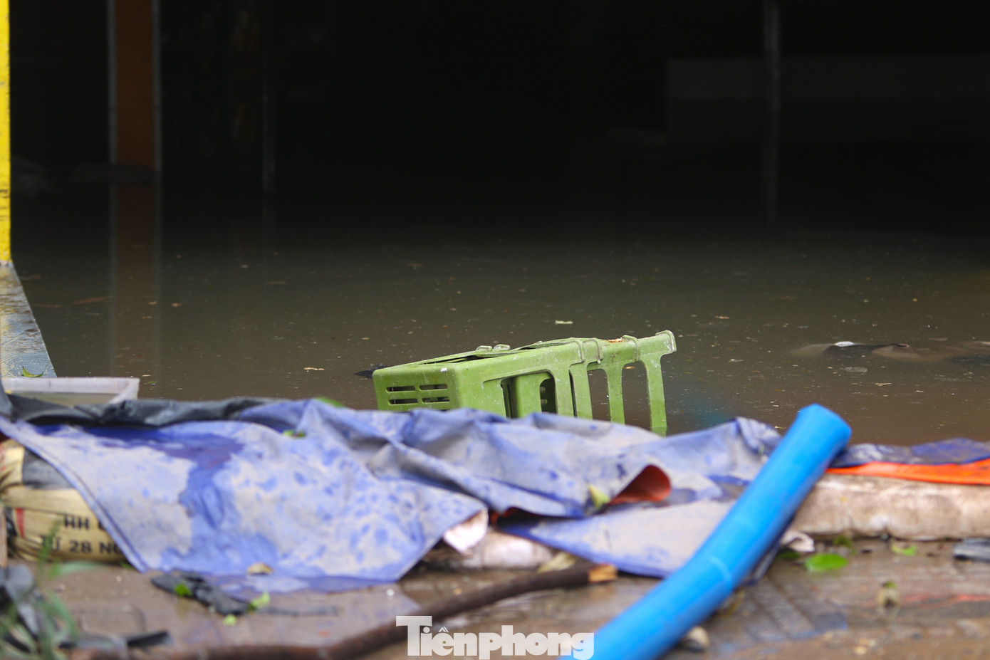 Cửa hầm một số hàng quán trong Khu đô thị Nam An Khánh. Tủ lạnh, hộp nhựa, đồ dùng để phục vụ pha chế nổi lềnh phềnh trong hầm.