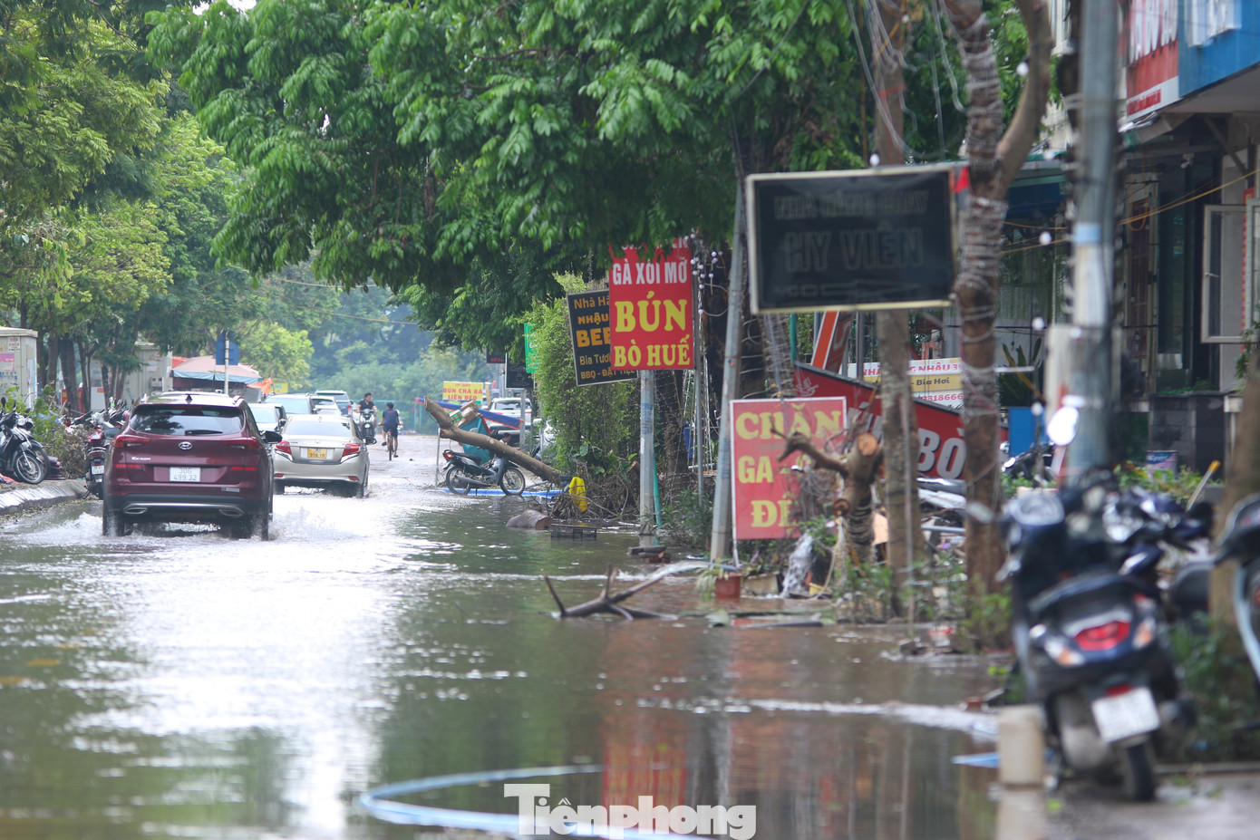 Sau cơn mưa dồn dập ngày hôm qua, ghi nhận của PV Tiền Phong sáng 12/9, nước úng tại đây đã rút nhanh, người dân đã có thể di chuyển qua khu vực.