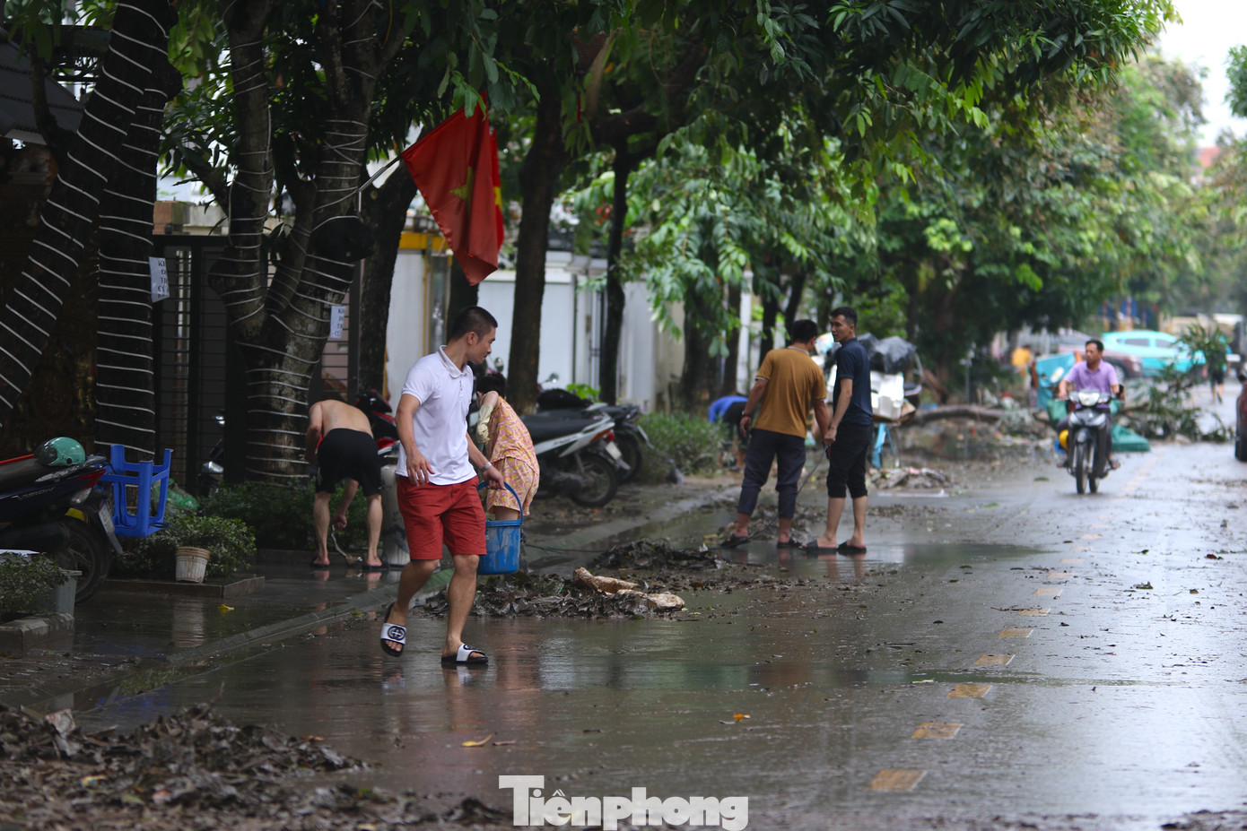 Toàn bộ các biệt thự theo tuyến đường Lê Trọng Tấn đều bị ngập sâu, nước tràn vào nhiều nhà gây ngập tầng hầm và tầng 1. Do ngập nặng, khu A của khu đô thị Geleximco đã bị cắt điện 2 trong ngày 10 và 11.