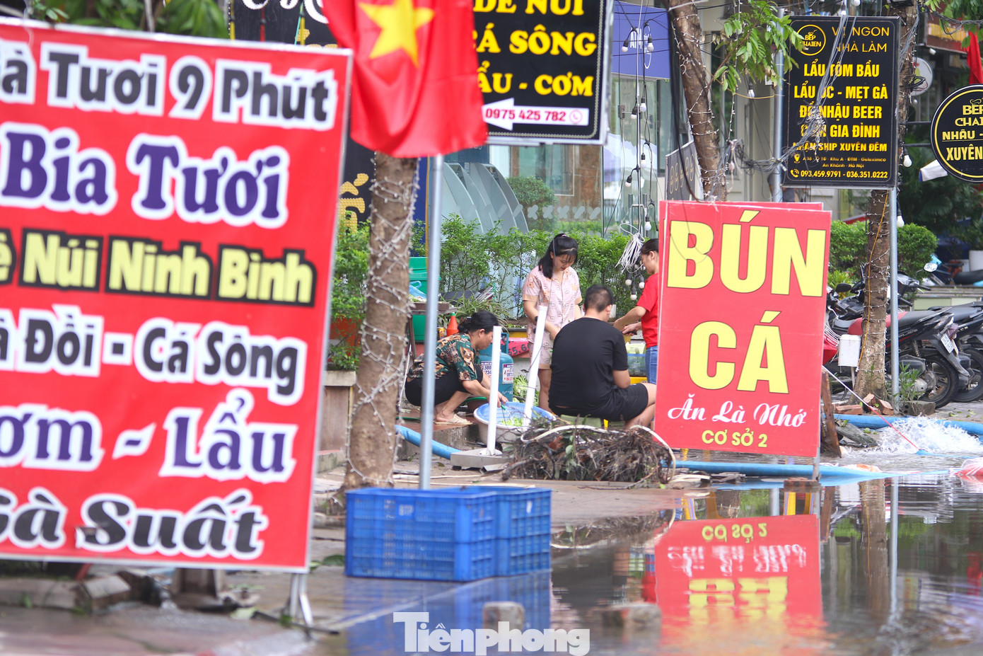 Người dân tích cực vệ sinh để sớm trở lại kinh doanh.